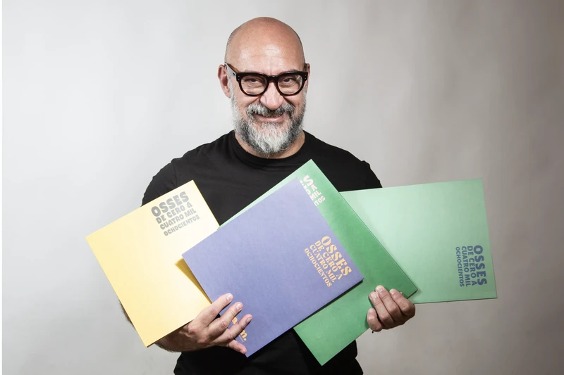 Dani guerrero con el libro "De cero a cuatro mil ochocientos..."